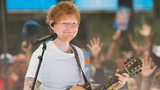 Der Musiker Ed Sheeran mit einer Gitarrre auf der Bühne