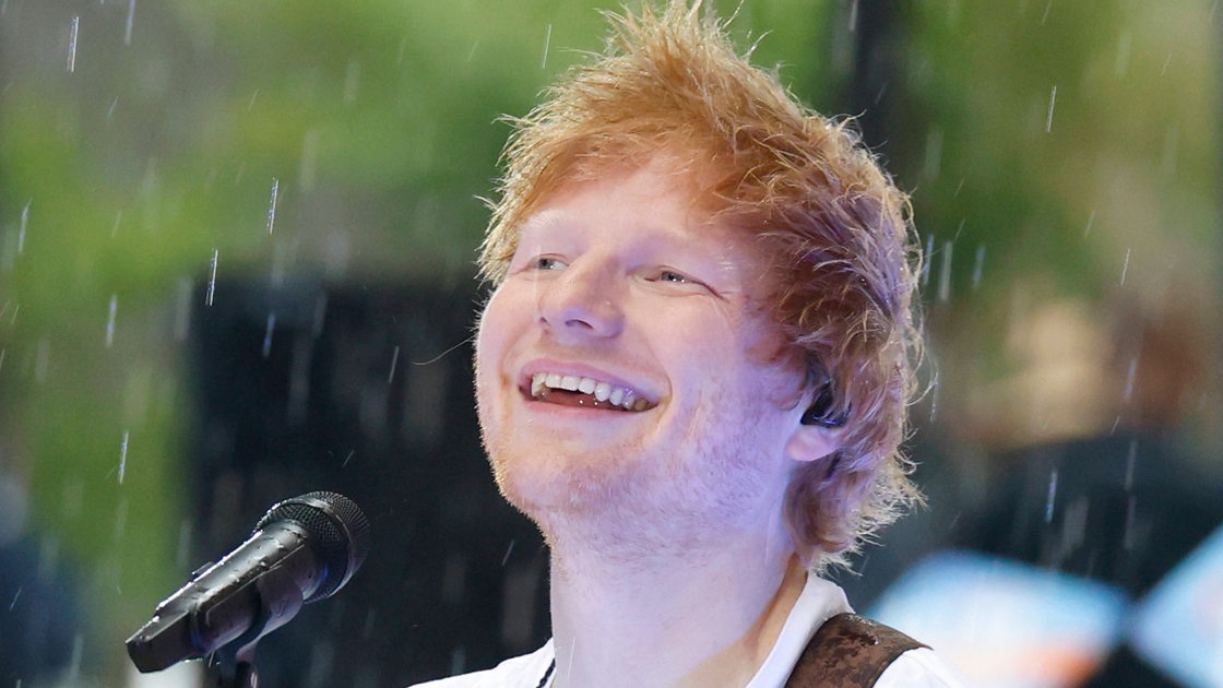 Ed Sheeran bei Regen auf einer Bühne