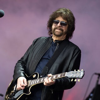 Jeff Lynne auf einer Bühne in England