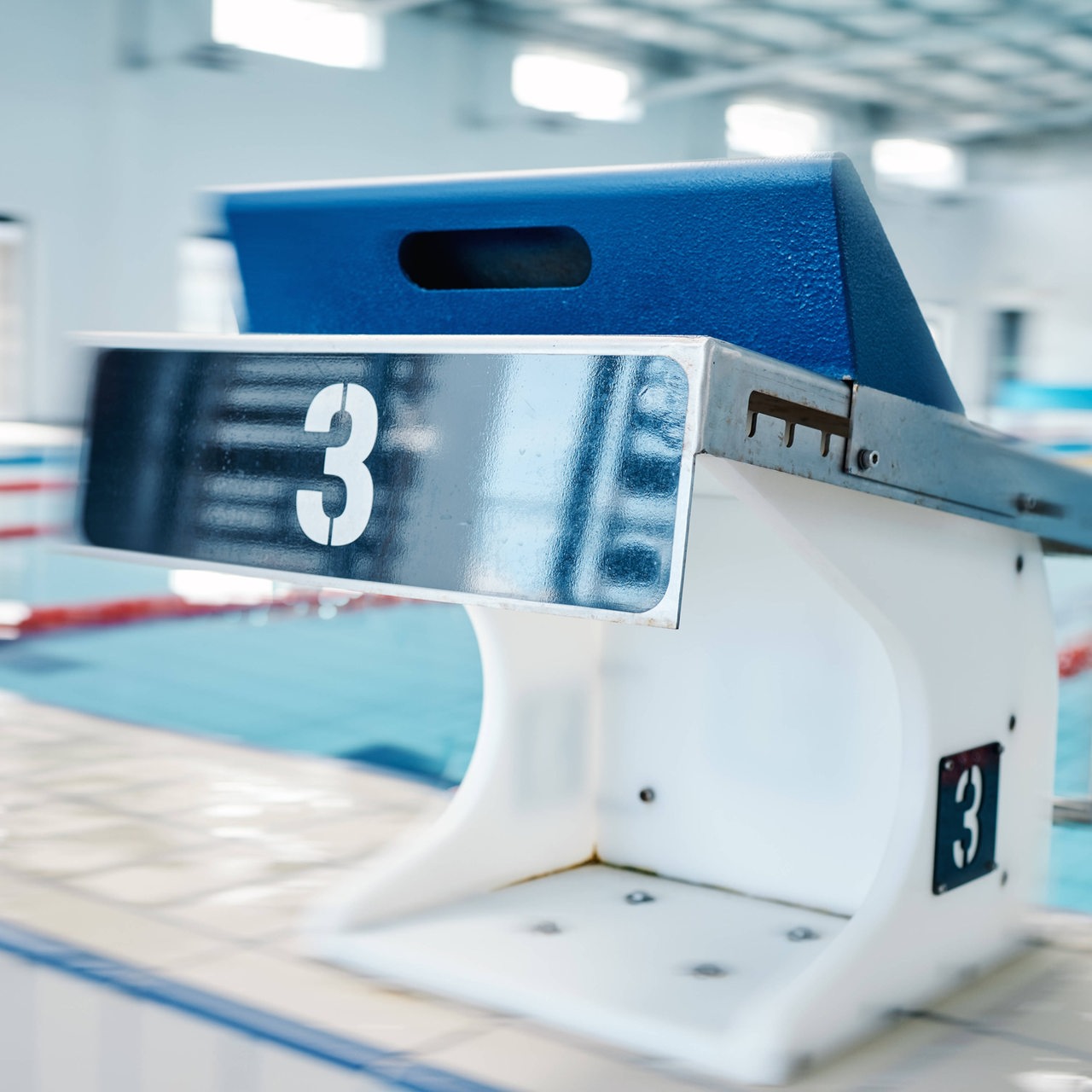 Podium am Schwimmbeckenrand