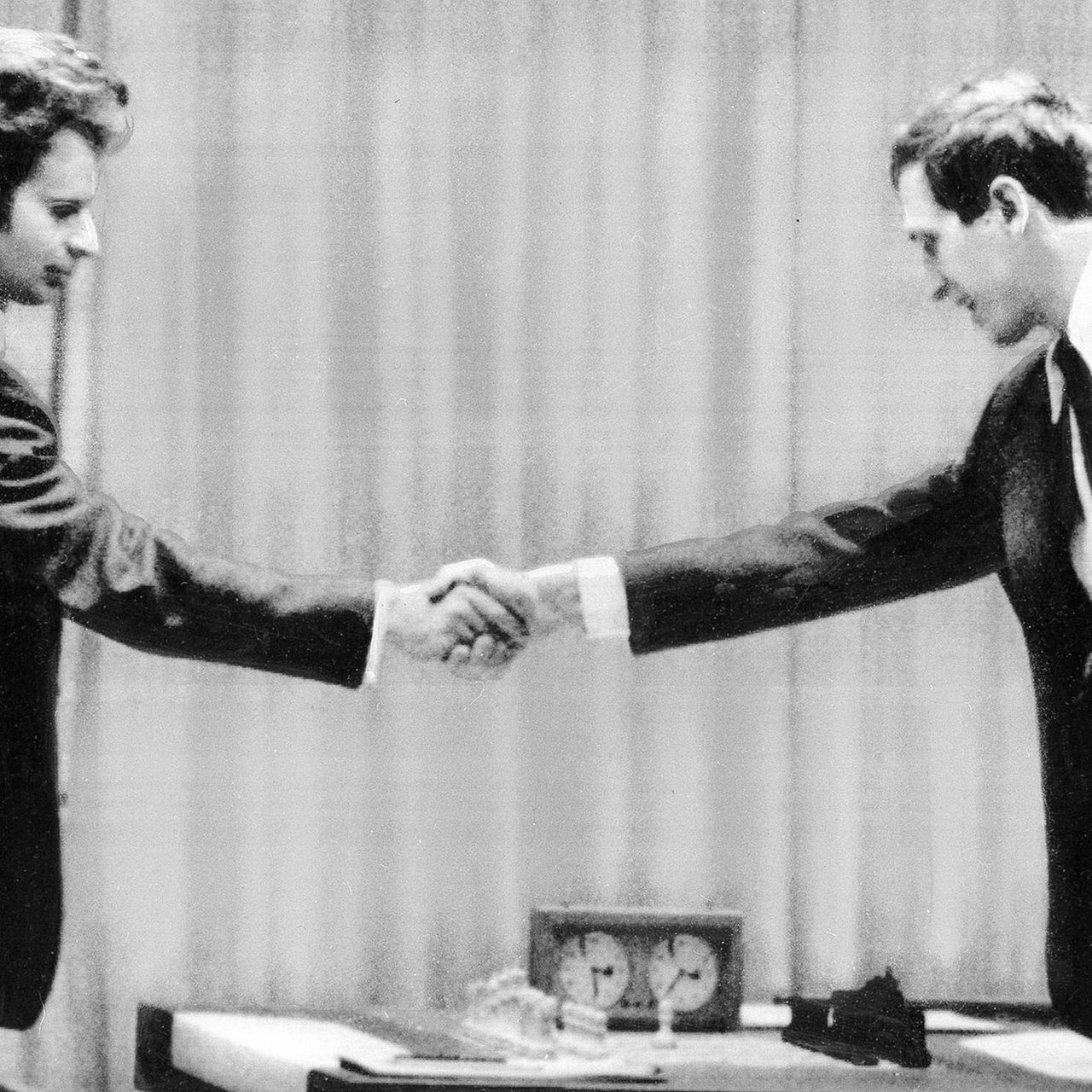 Boris Spassky und Bobby Fisher geben sich die Hand auf der Schach-WM 1972 in Island (Archivbild)
