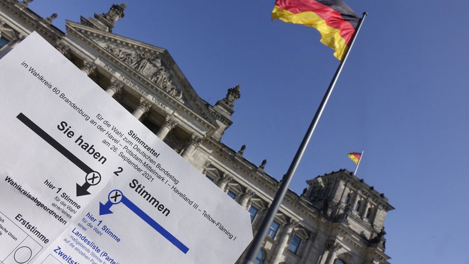 Ein Stimmzettel vor dem Reichstag fotografiert