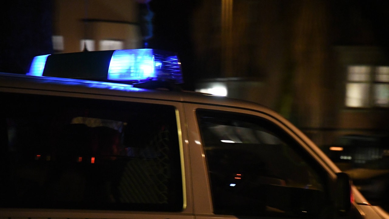 Polizeiauto mit Blaulicht bei Nacht