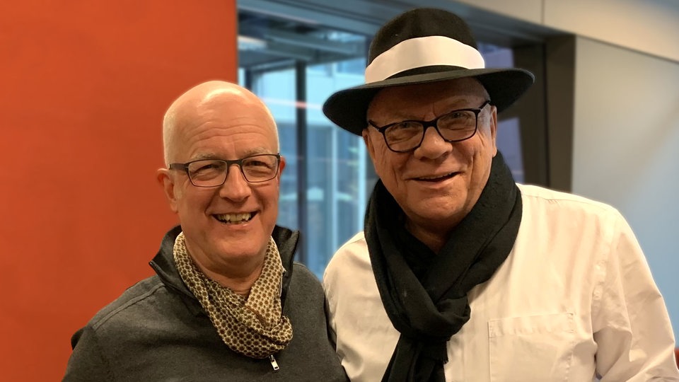 Bremen-Eins-Musikredakteur Christian Höltge und Sänger Jens Sörensen im Bremen-Eins-Studio