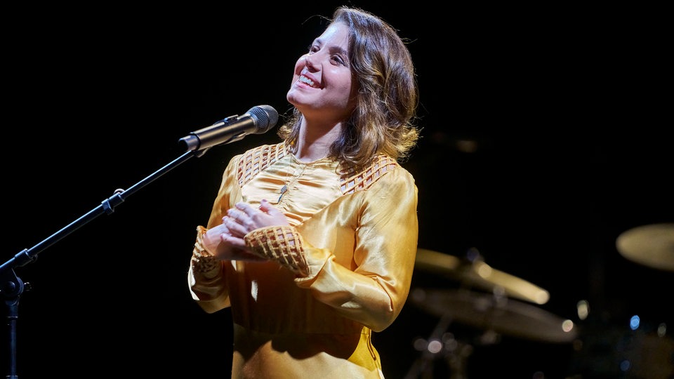 Katie Melua in gelbem Kleid vor Mikrofon