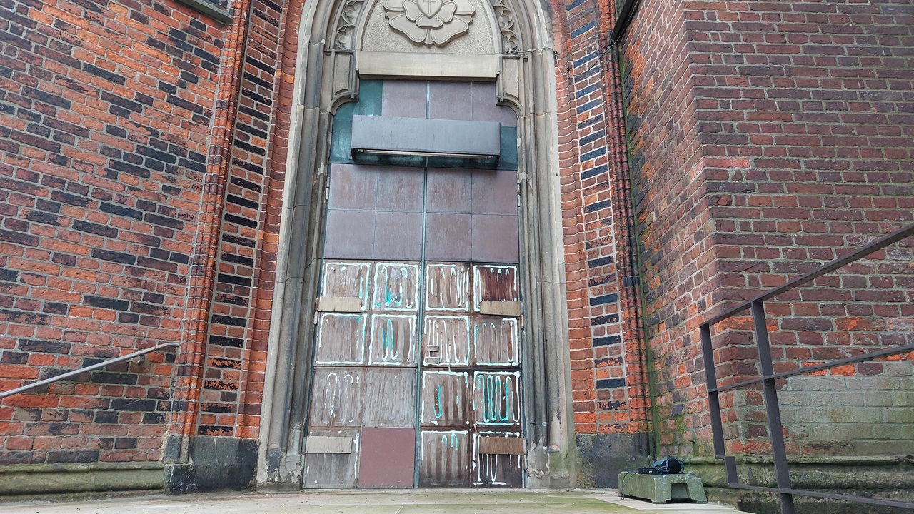 Eine Kirchentür mit fehlenden Metallplatten