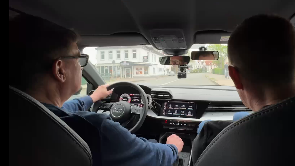 Marcus Rudolph im Fahrschulwagen bei Erik Hübner.