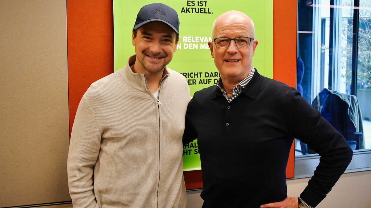 Michael Kaeshammer und Musikredakteuer Christian Höltge