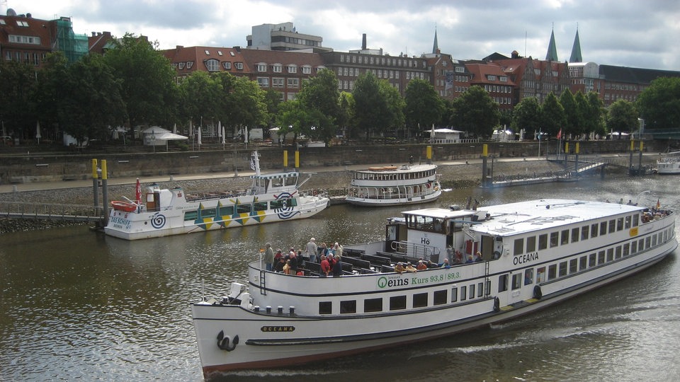 Schiff Oceana auf der Weser