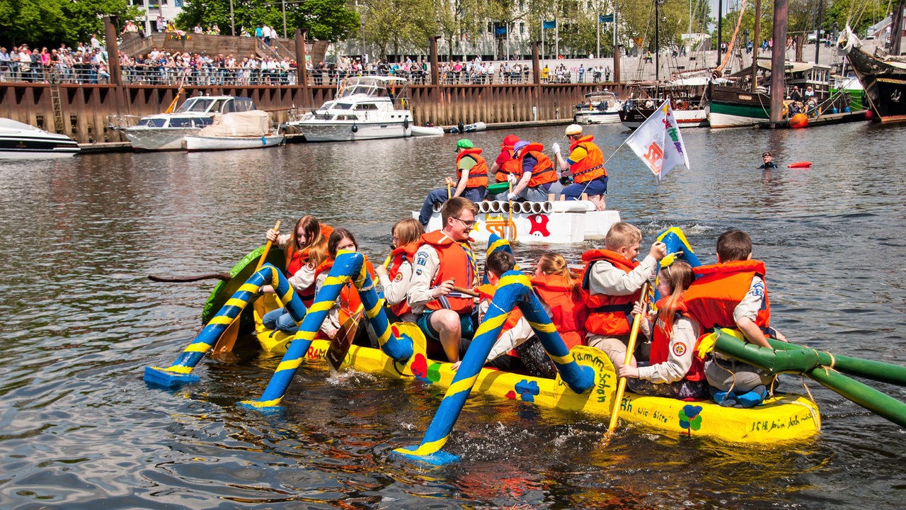 Zwei Pappboote auf dem Wasser