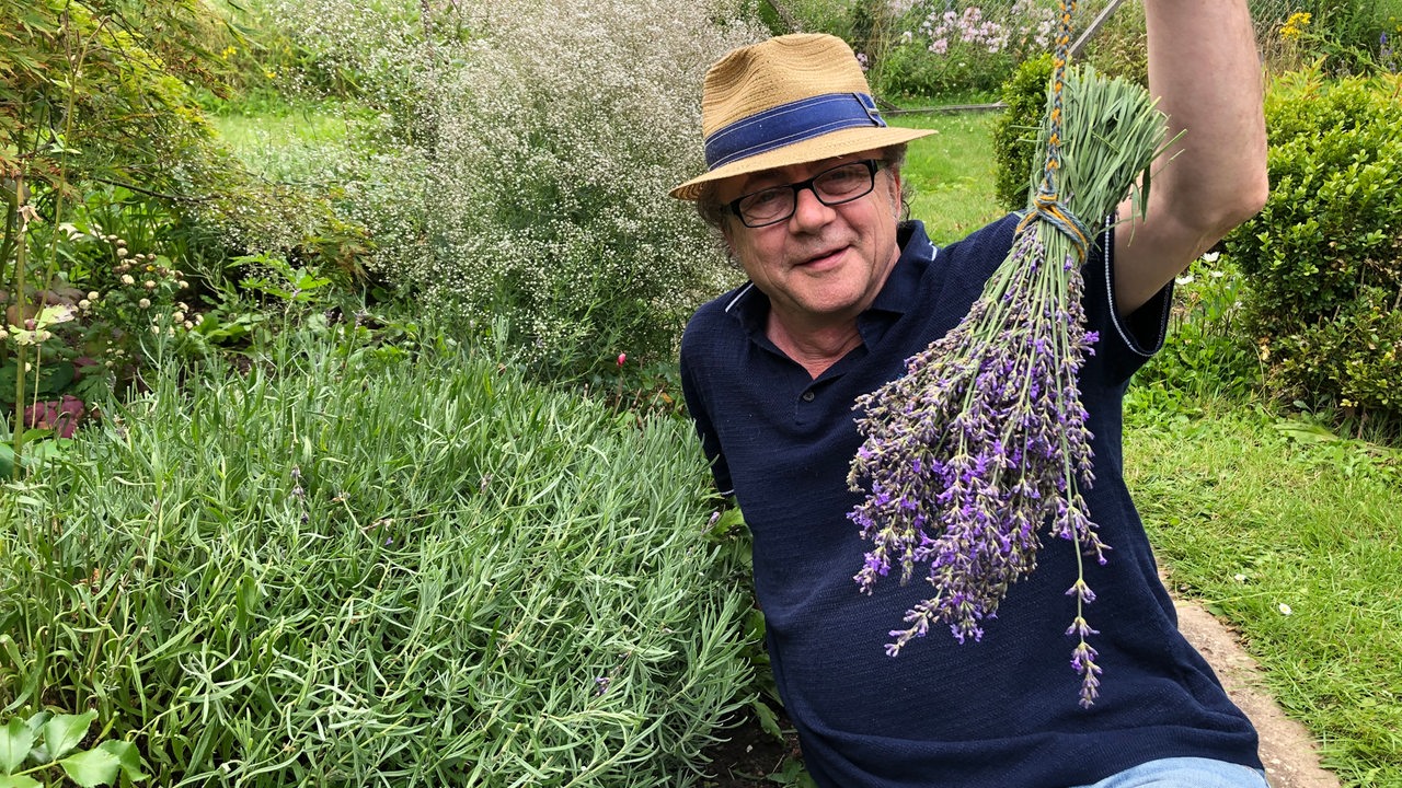 Jens Schellhass mit frischem Lavendel 