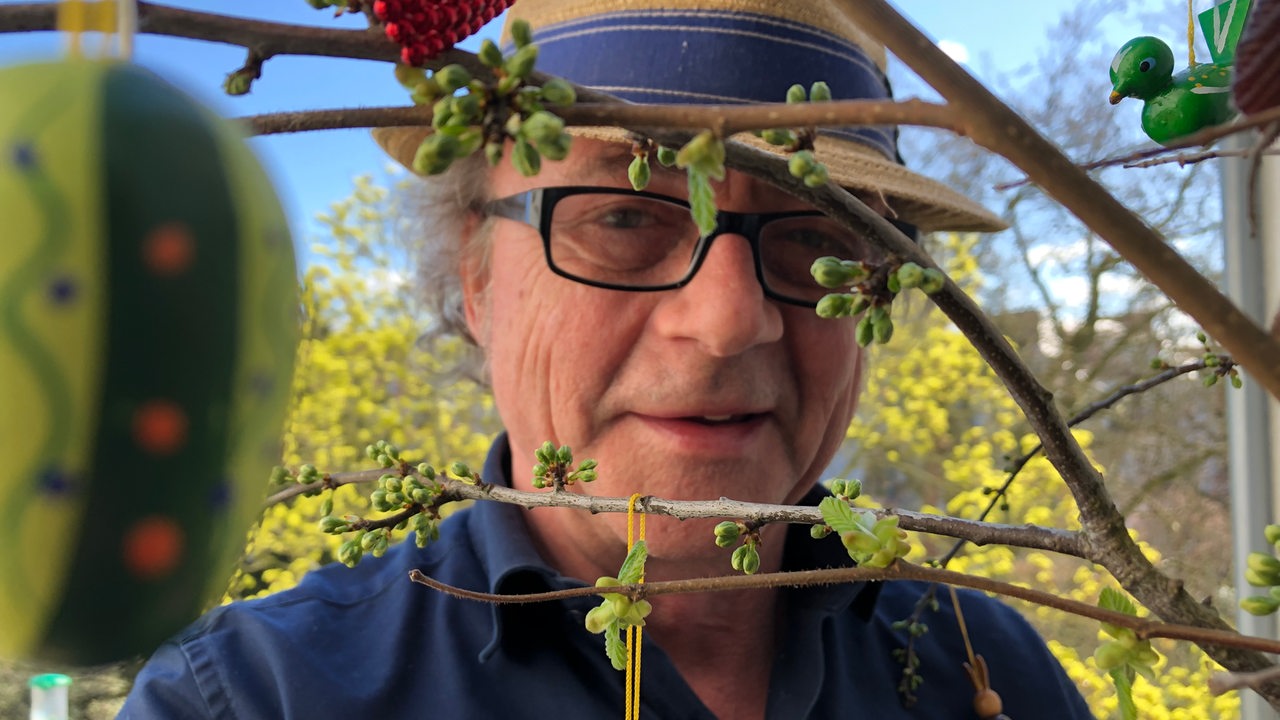 Der Parzellist im Garten mit Osterschmuck