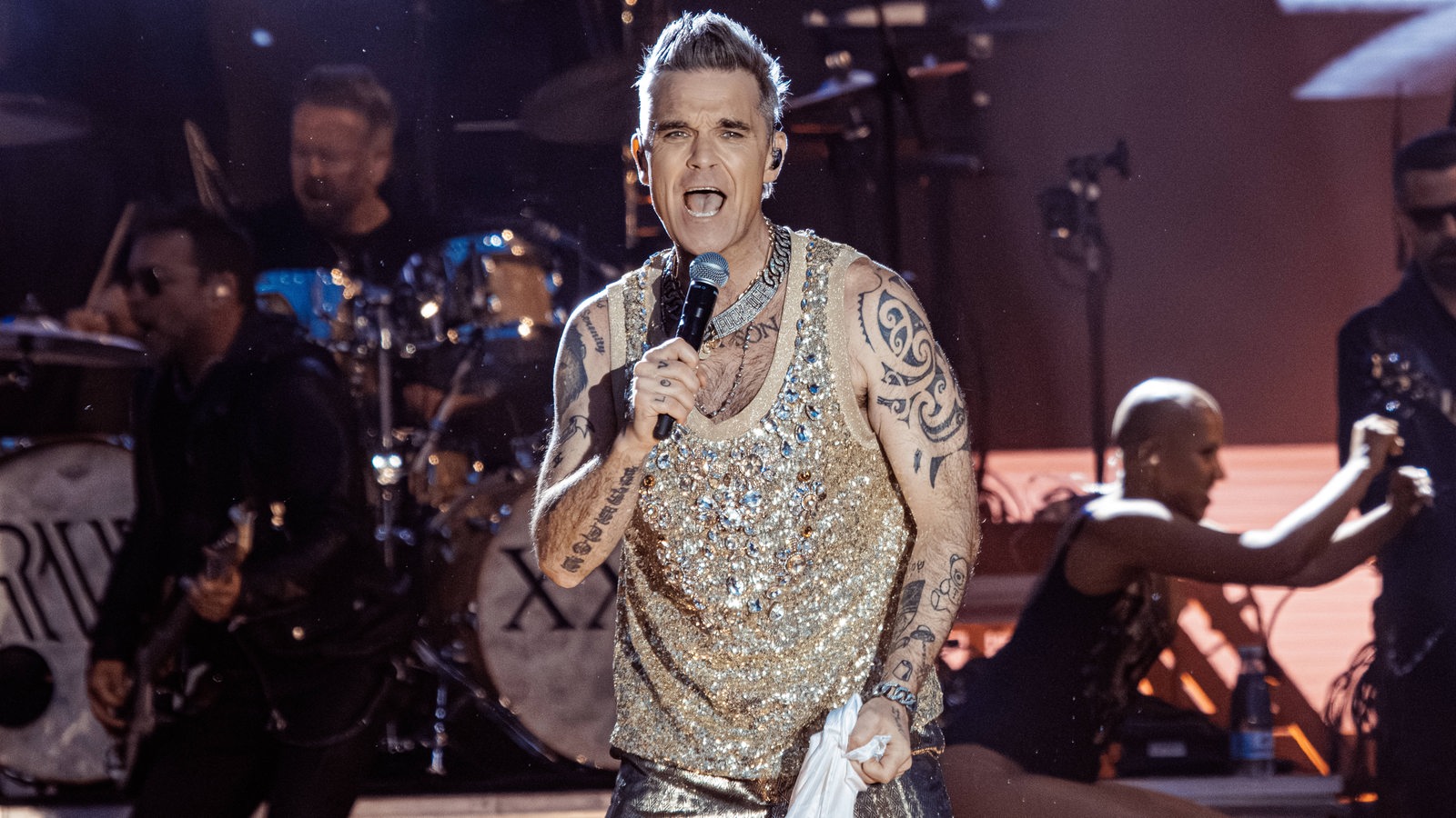 Robbie Williams singt ins Mikro