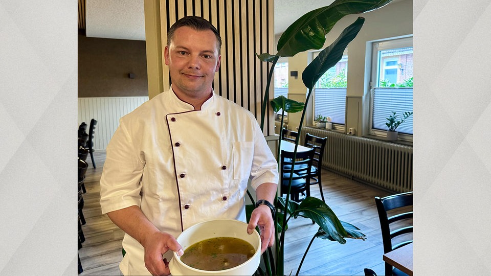 Sebastian Rautenberg aus Tamms Gasthaus in Cuxhaven präsentiert seine Hochzeitssuppe