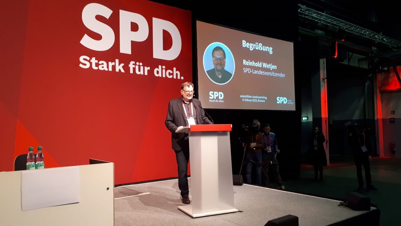 SPD-Landeschef Wetjen steht am Rednerpult.