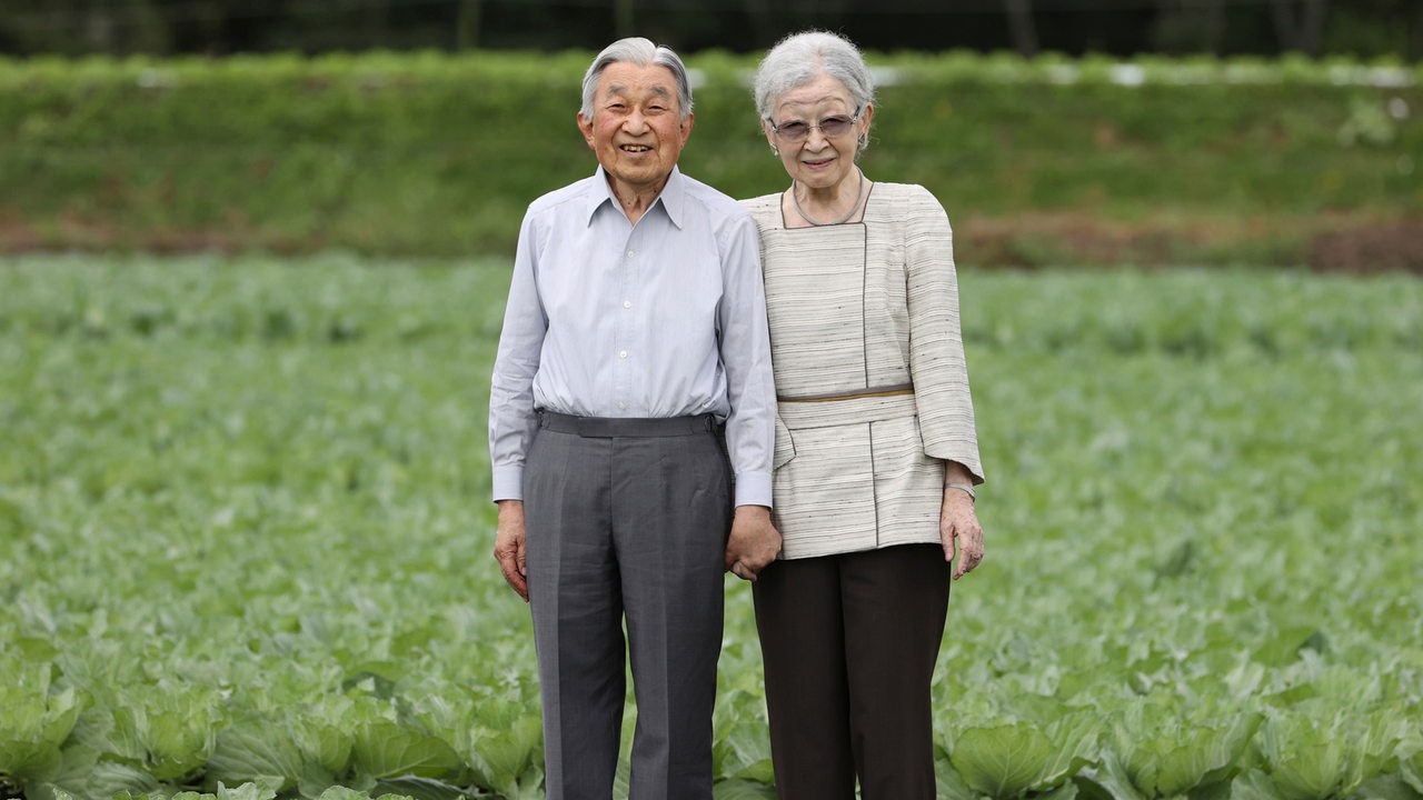 Der emeritierte Japanische Kaiser Akihito besucht mit seiner Frau eine Gemüsefarm in Nagano