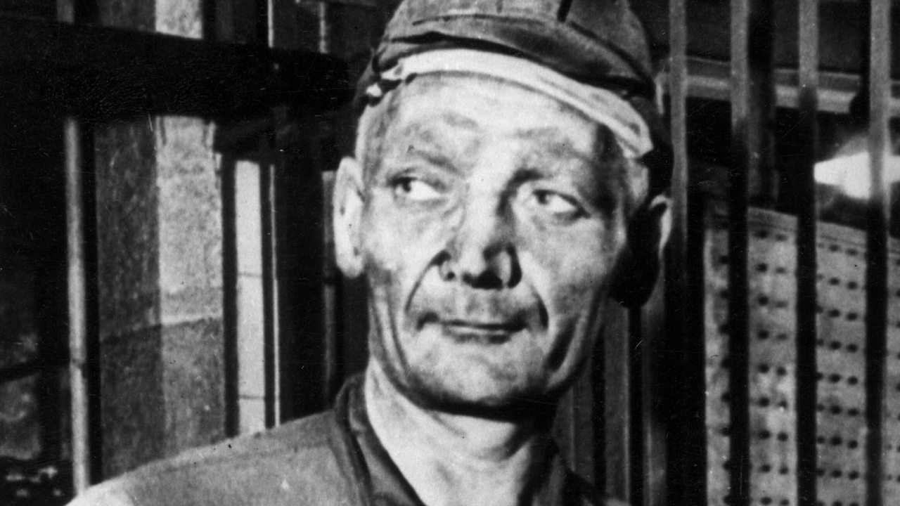 Bergmann Adolf Hennecke, Begründer der Aktivistenbewegung in der DDR, steht in einem Grubenaufzug