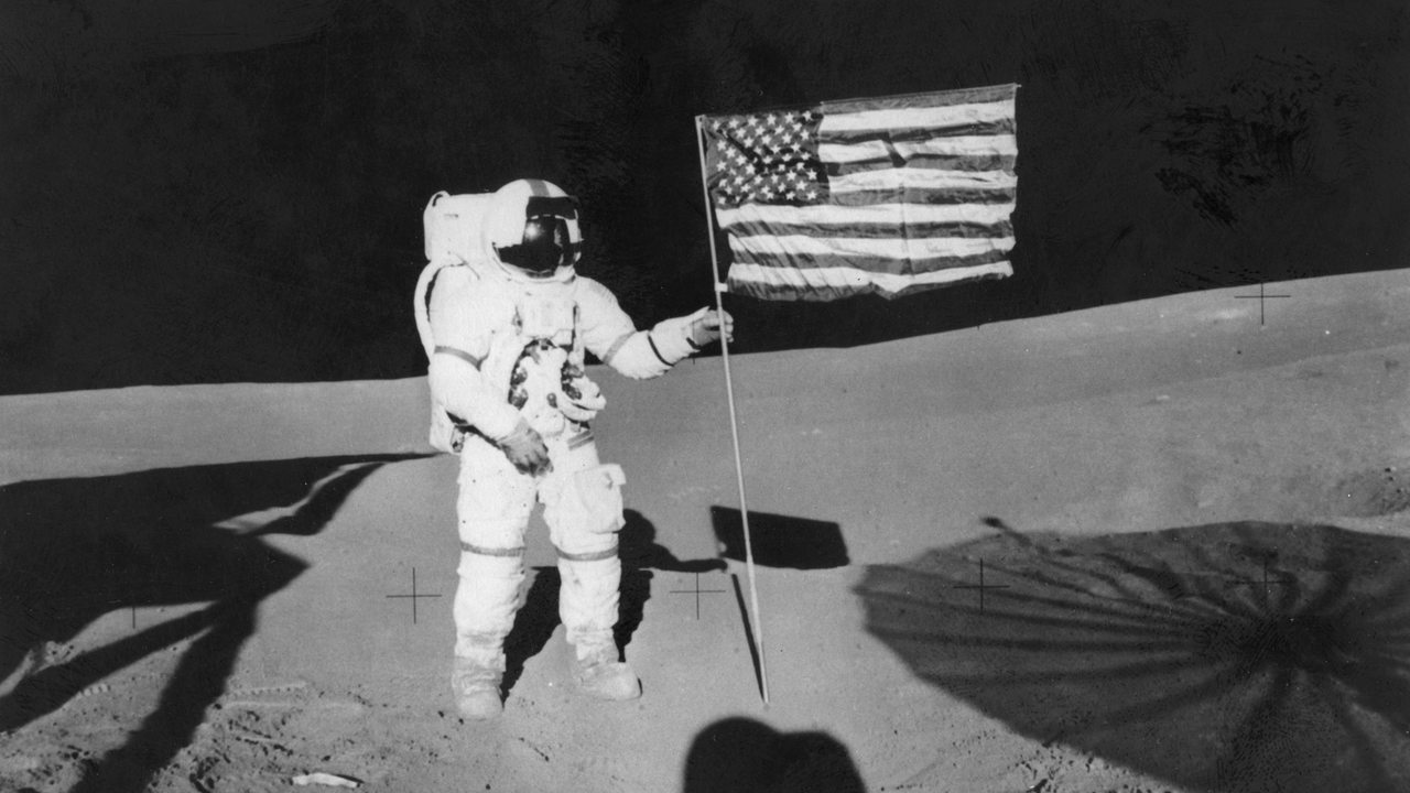 Alan Shepard, Astronaut, setzt 1971 die amerikanische Flagge auf den Mond.