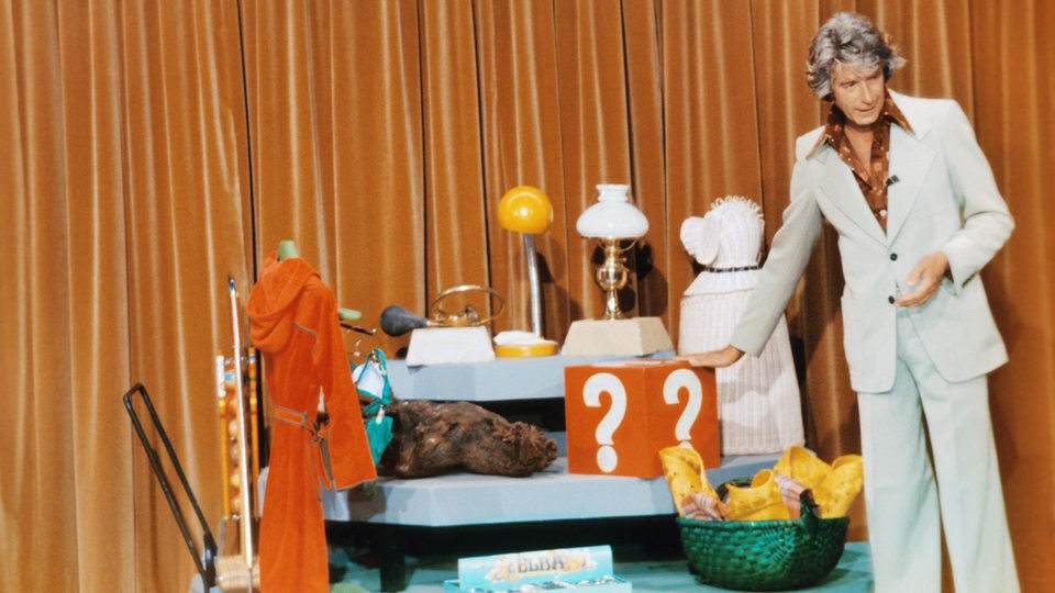 Rudi Carrell steht am 29.4.1974 an den Preisen der Sendung "Am laufenden Band"