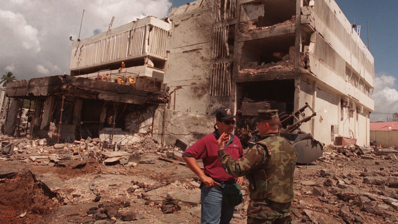 Die zerstörte US-Botschaft in Dar es Salaam 1998