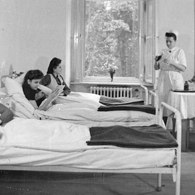 Ein Krankenzimmer in einem Tuberkulose Krankenhaus 1951. Mädchen liegen bei geöffnetem Fenster im Bett.