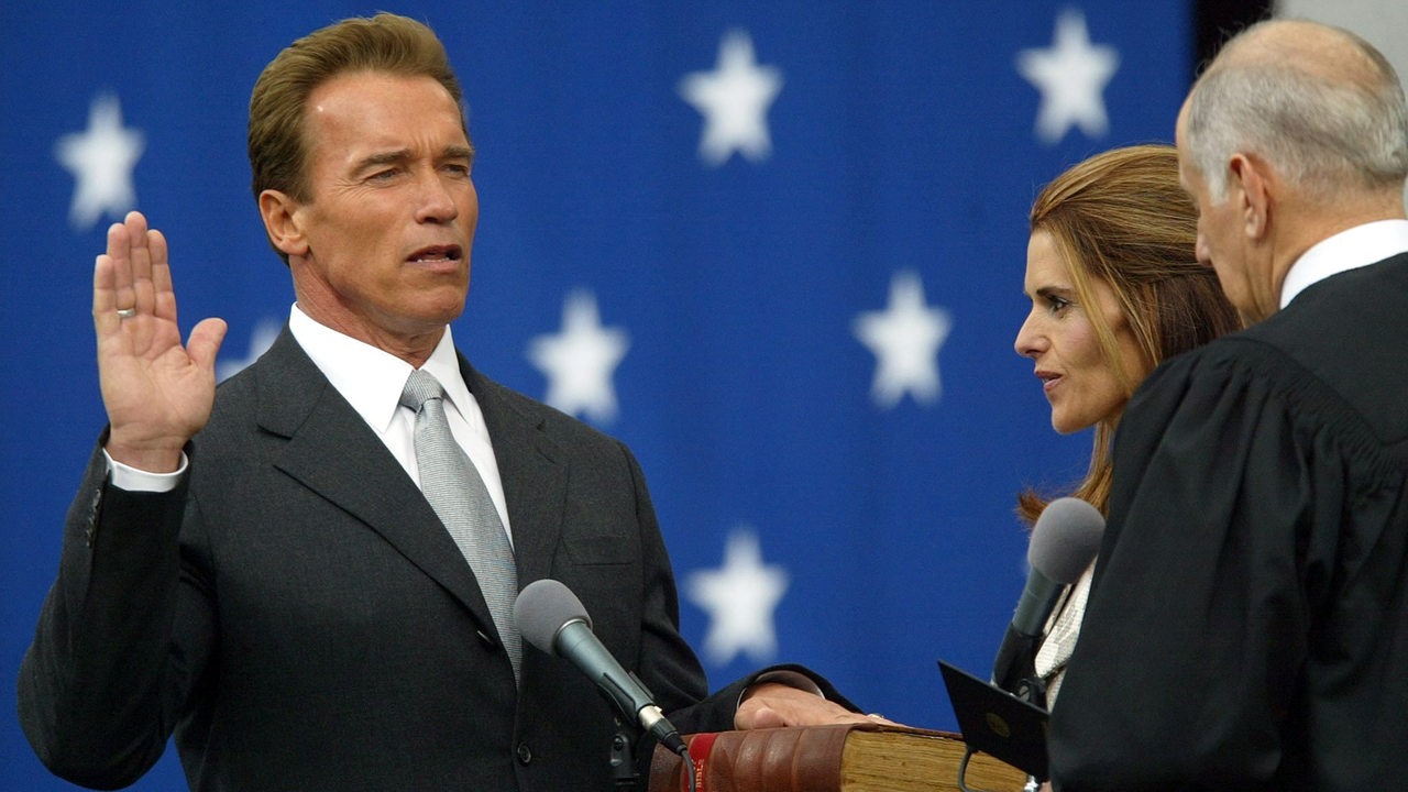 Arnold Schwarzenegger hebt seine Hand zum Schwur bei seiner Vereidigung als Gouverneur von Kalifornien 2003
