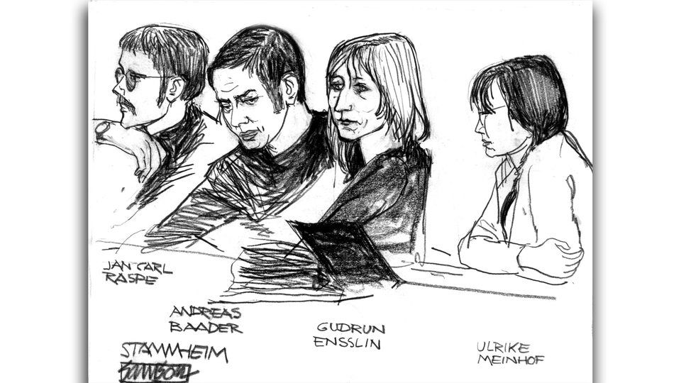 Die Bleistiftzeichnung eines Gerichtszeichners zeigt die Angeklagten (l-r) Jan Carl Raspe, Andreas Baader, Gudrun Ensslin und Ulrike Meinhof am 5. Juni 1975 im Gerichtssaal. 