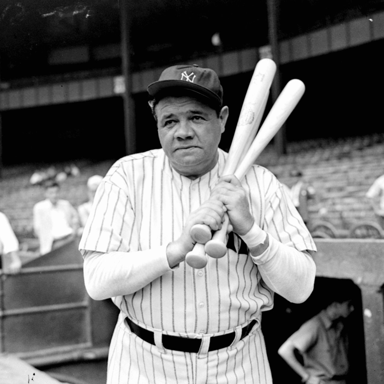 Der amerikanische Baseballspiele Babe Ruth beim Aufwärmen mit zwei Baseballschlägern
