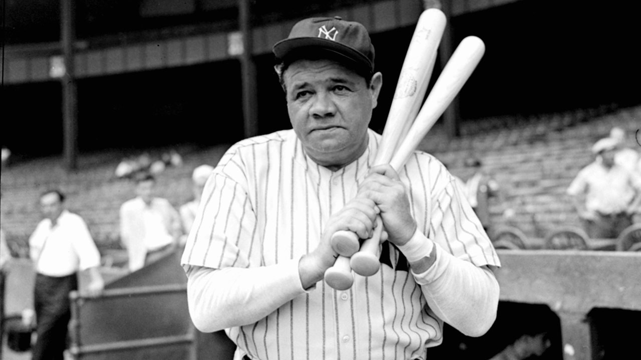 Der amerikanische Baseballspiele Babe Ruth beim Aufwärmen mit zwei Baseballschlägern