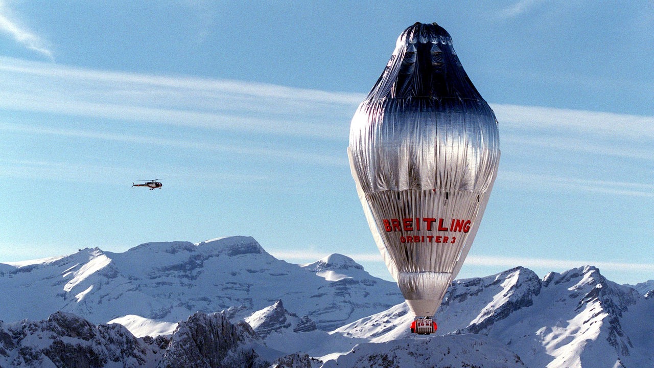 Der "Breitling Orbiter 3"-Ballon des Schweizer Ballonfahrers Bertrand Piccard und seinem Kopiloten Brian Jones überfliegt am 01.03.1999 die Schweizer Alpen.