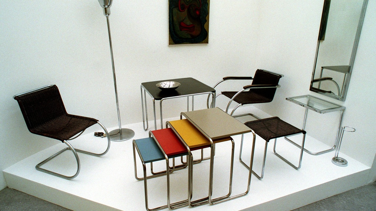 Stahlrohrmöbel von Marcel Breuer und Ludwig Mies van der Rohe aus den Jahren 1927 bis 1930 im neuen Bauhaus-Museum in Weimar