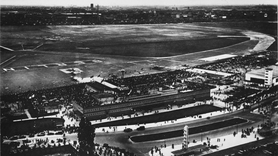 Luftbild des Flughafengeländes Berlin-Tempelhof um 1930.