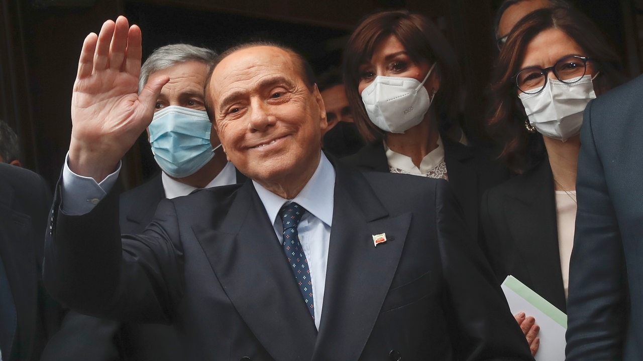 Silvio Berlusconi winkt zu Reportern