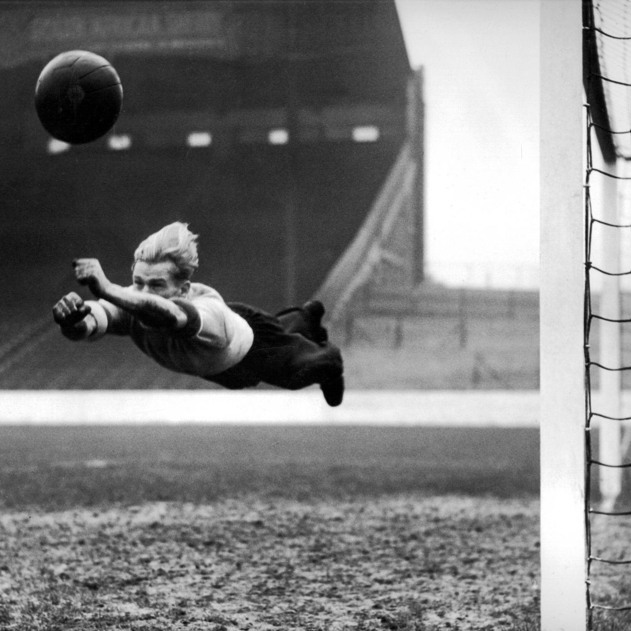 Bert Trautmann, Torwart von Manchester City, 1951 in Aktion