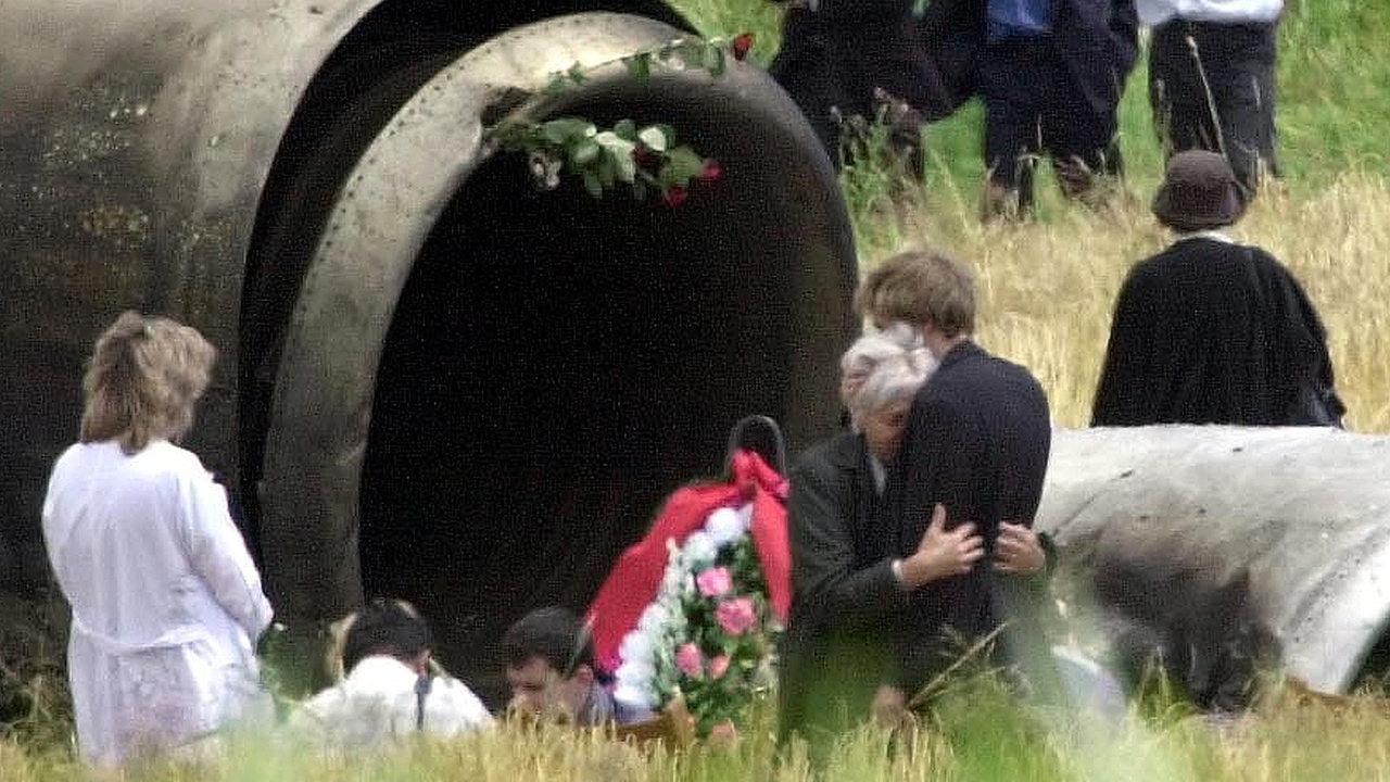 Angehörige der russischen Absturzopfer trauern am 4.7.2002 bei Überlingen am Bodensee mit Blumen und Kränzen am zerstörte Heck der Tupolew 154. 