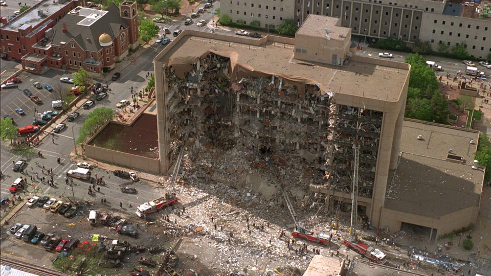 Luftaufnahme: Das durch einen Bombenanschlag zerstörte Regierungsgebäude in Oklahoma City