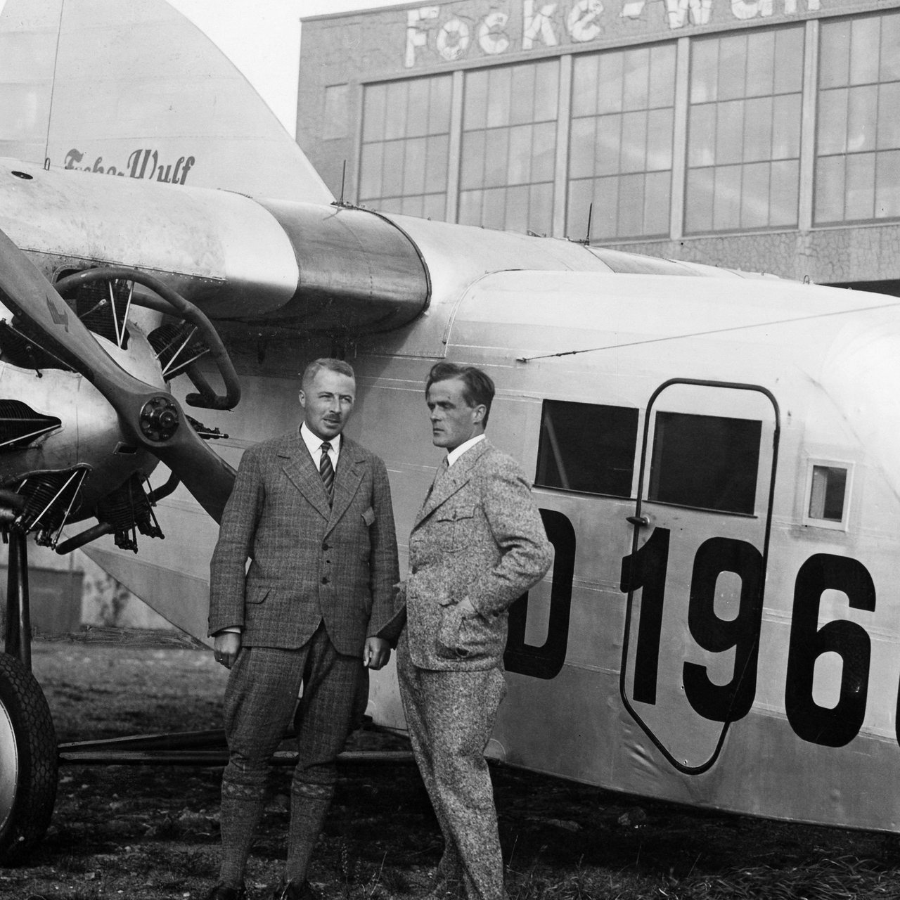Heinrich Focke, Flugzeugbaukonstrukteur, mit seinem Chefpiloten Edzard vor einer Focke-Wulf "Ente" um 1930