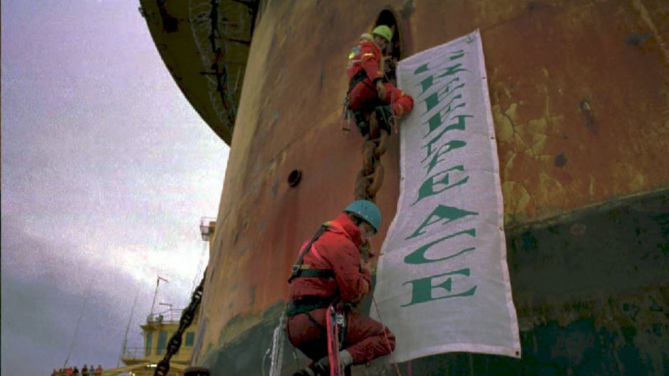 Aktivisten der Umweltschutzorganisation Greenpeace besetzen am Mittwoch erneut die stillgelegte Ölplattform "Brent Spar" vor der schottischen Nordseeküste.