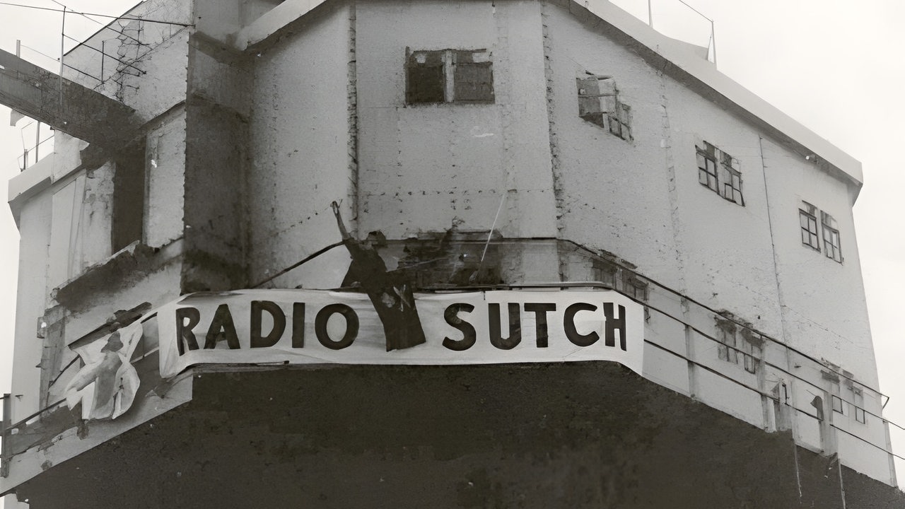 Vom sogenannten "Guntower" hängt 1964 ein Transparent mit der Aufschrift "Radio Scutch".