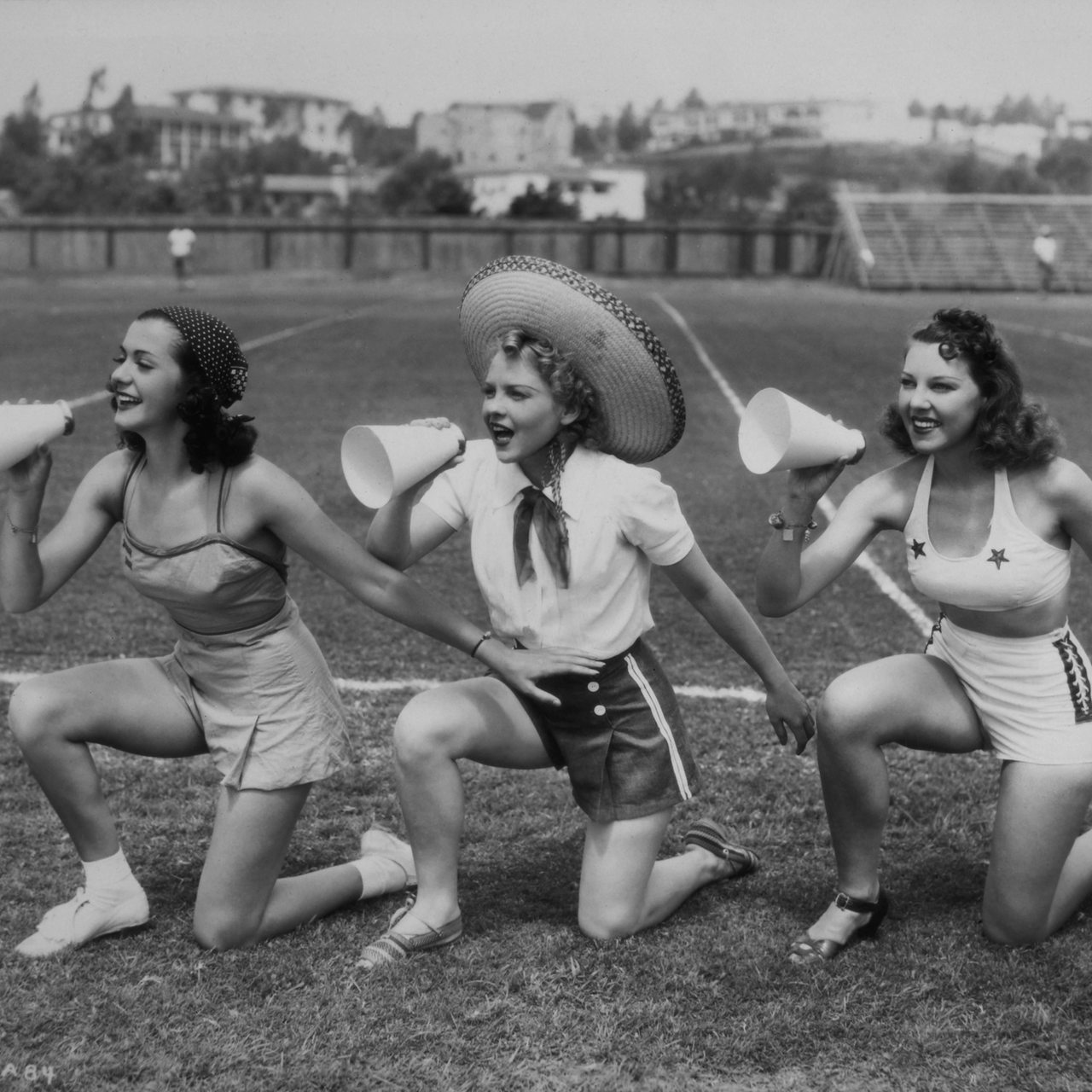 Historische Aufnahme von 3 Cheerleaderinnen um 1938; USA