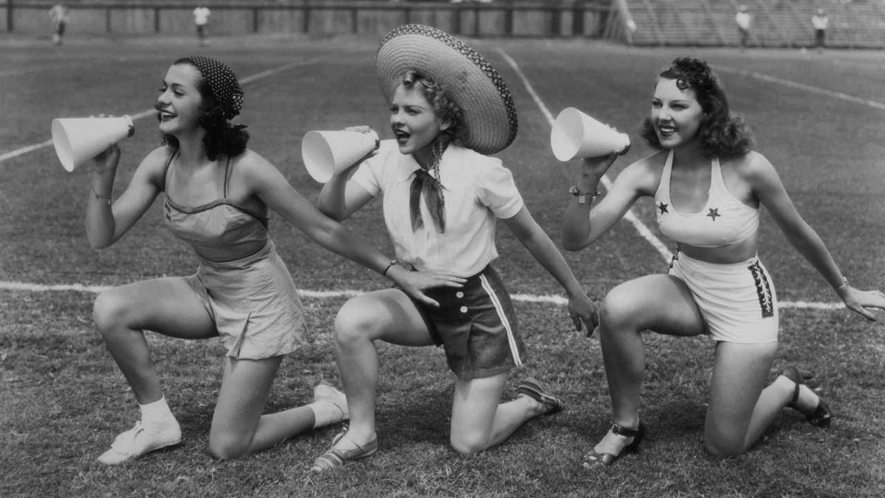 Historische Aufnahme von 3 Cheerleaderinnen um 1938; USA