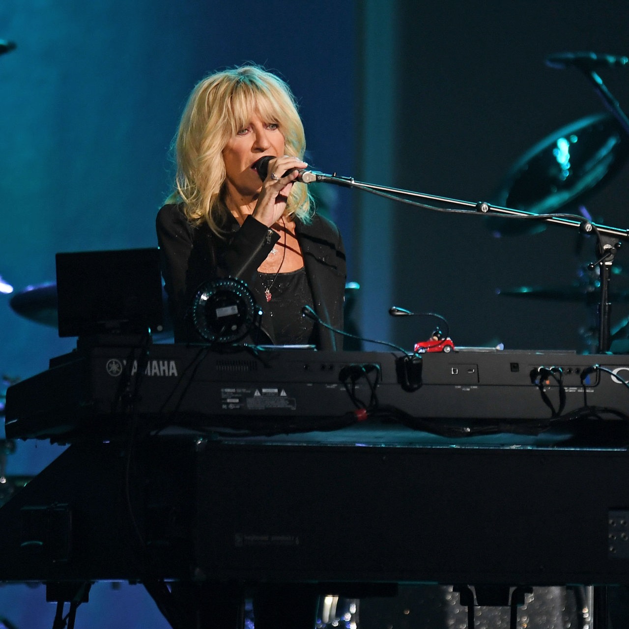 Musikerin Christine McVie (Fleetwood Mac) an Mikrofon und Synthesizer