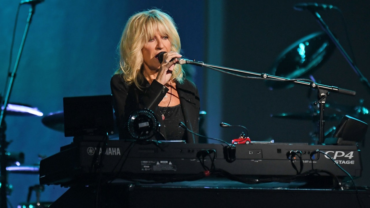 Musikerin Christine McVie (Fleetwood Mac) an Mikrofon und Synthesizer