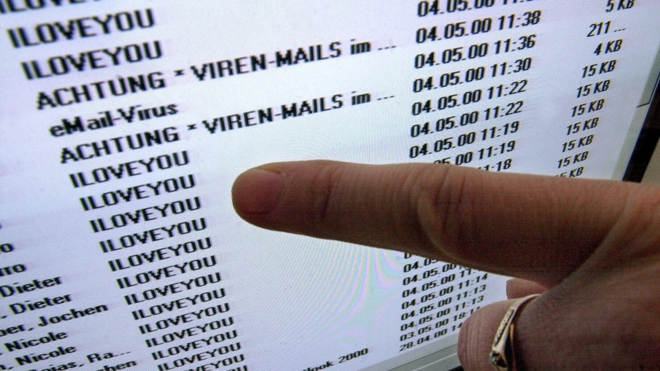 Ein Internet-Nutzer zeigt am 05.05.2000 mit dem Finger auf die in einem Schweriner Büro-Computer eingelaufenen E-Mails "I LOVE YOU".