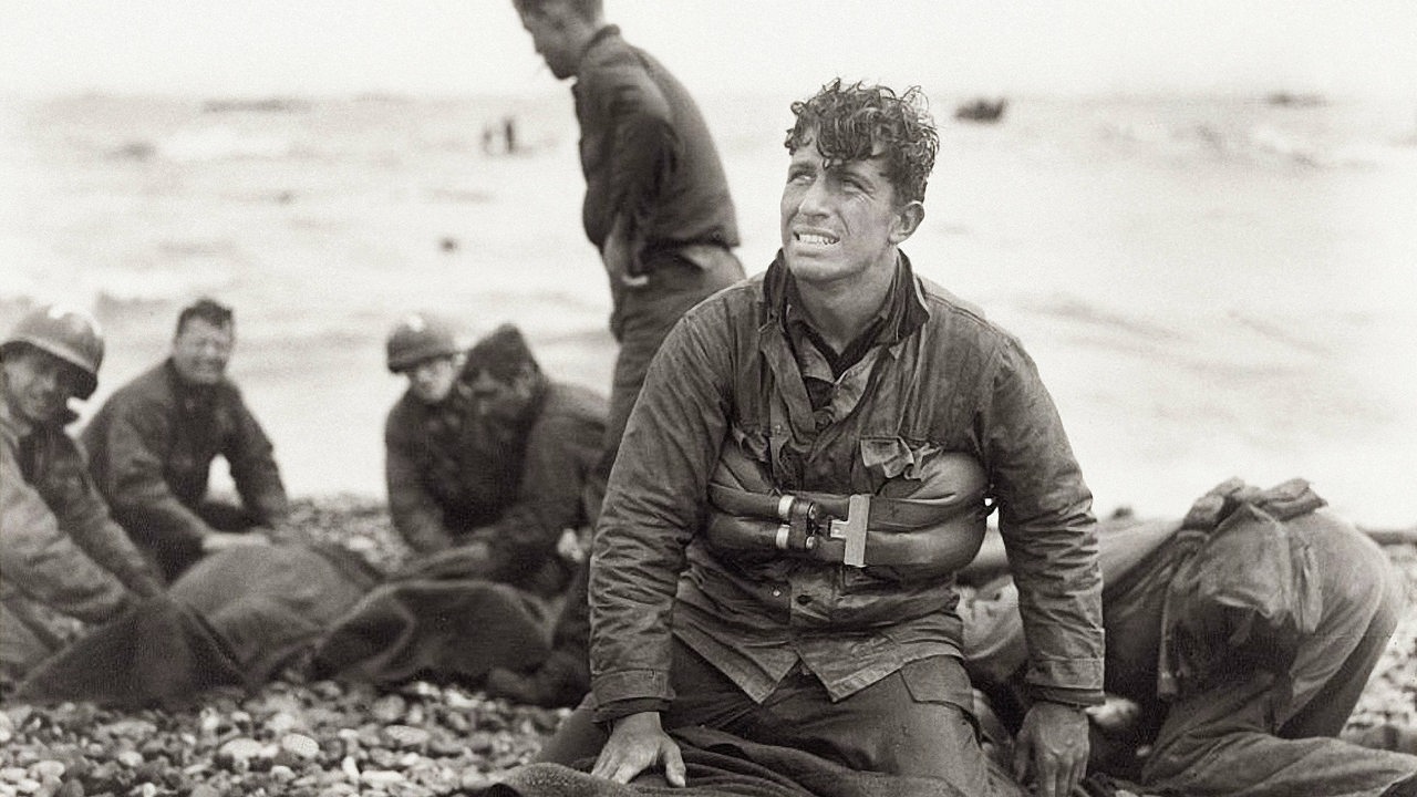 Historische Aufnahme zeigt US-amerikanische Soldaten, die 1944 im 2. Weltkrieg, in der Normandy an Land gekommen sind, davon haben viele nicht überlebt.