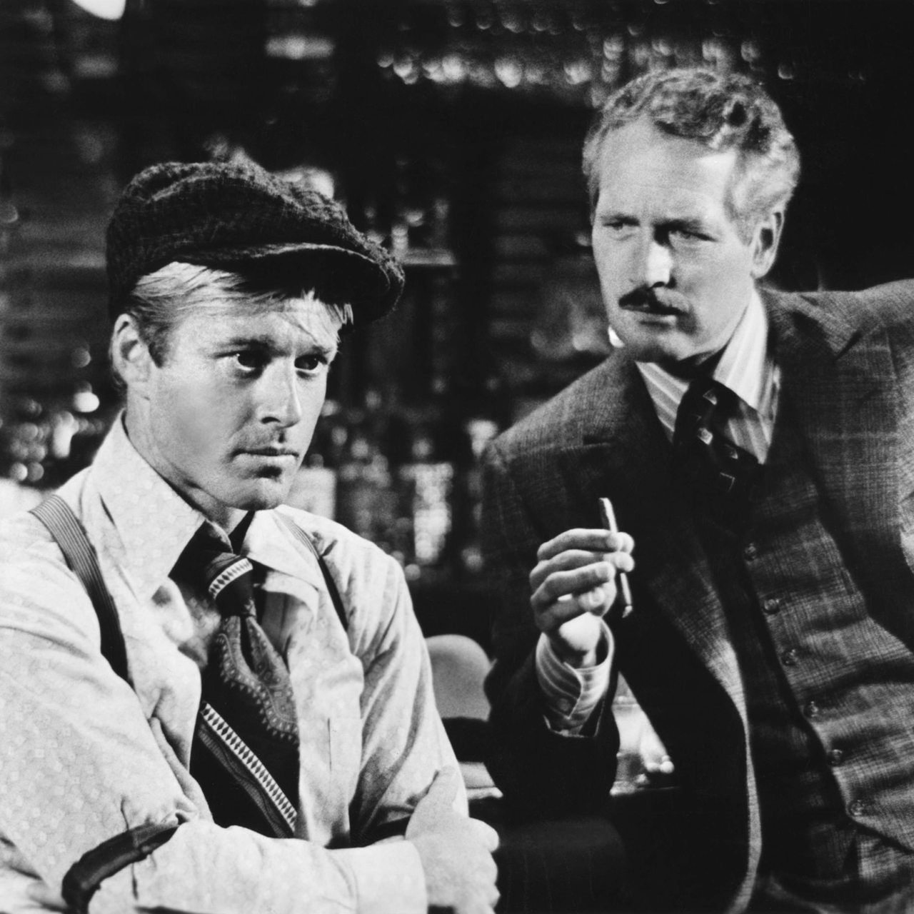 Filmszene aus "Der Clou" (1973). Robert Redford und Paul Newman stehen am Tresen einer Bar.