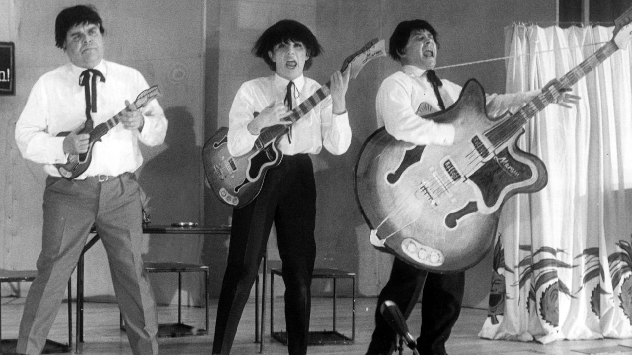 Eine Parodie auf die "Beatles" präsentieren Mitglieder des DDR-Kabaretts "Die Distel" bei einem Auftritt in der Universität in Hamburg im Jahr 1965. +++(c) dpa - Report+++