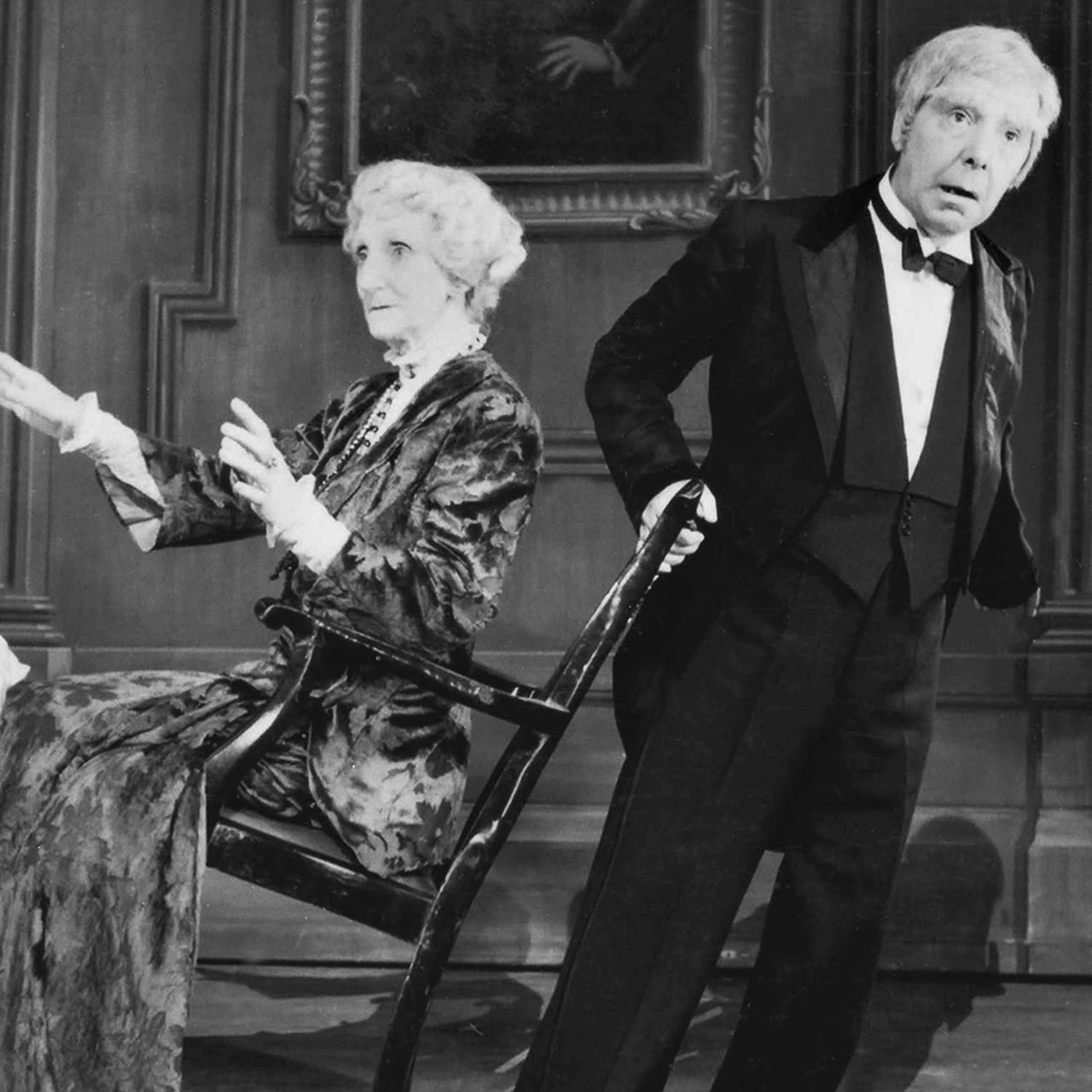 Turbulent geht es zu bei dem ungewöhnlichen Geburtstagsdinner von Mrs Sophie (May Warden) und ihrem Butler James (Freddie Frinton).