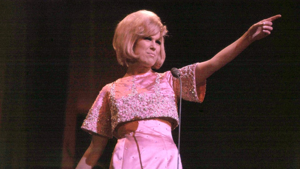 Die Sängerin Dusty Springfield 1967 auf der Bühne.
