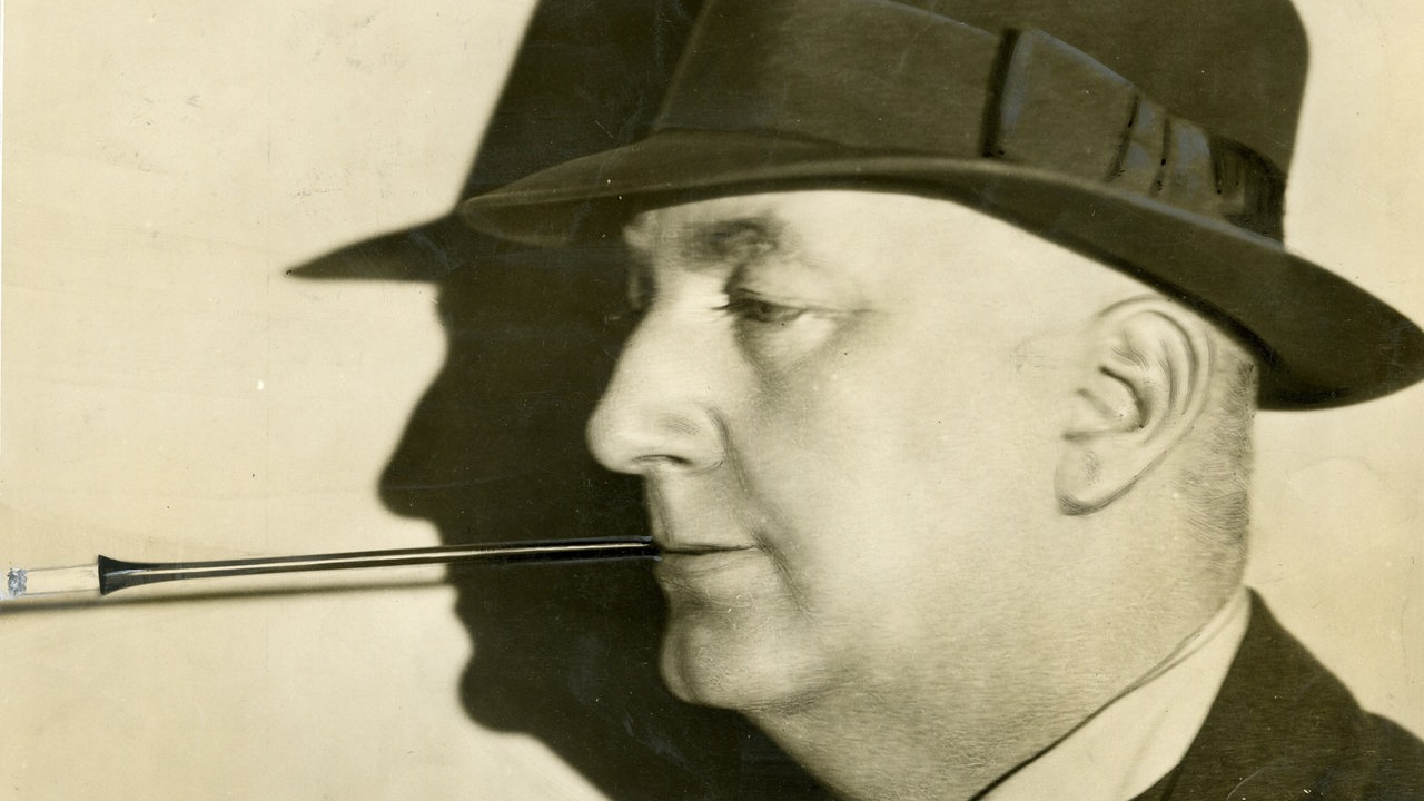 Edgar Wallace im Profil mit Zigarette am Mundstück